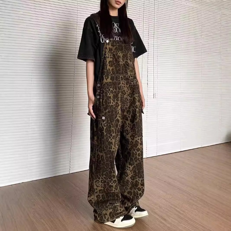 Winter Clothing Trends 2026 - Macacão Jeans Feminino Estampado de Leopardo
